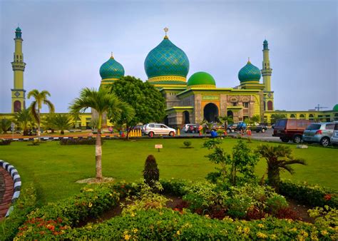 Selain untuk beribadah, masjid pun berfungsi sebagai pusat pengajaran dan pendidikan. 10 Masjid Terindah Di Indonesia | Mashter Oshimura