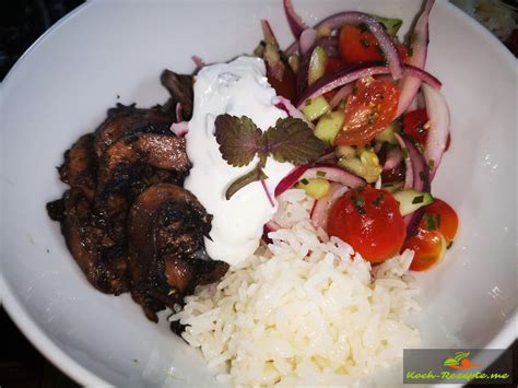 Gyros -Veggie-Bowl mit Champignons Butterreis Tsatsiki griechische Salsa