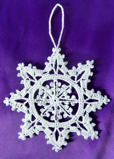 Ancora fiocchi di neve all'uncinetto da realizzare sia per addobbare l'albero di natale che per ornare qualche scatolina da regalo o anche da usare come sottobicchiere. Fiocchi di neve decorazioni di natale fatti a mano - Feste ...
