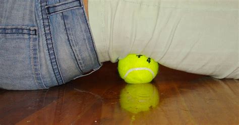 La esencia de la técnica es la misma que en el caso de utilizar el dispositivo. This Tennis Ball Massage Relieves Stubborn Neck and Back Pain
