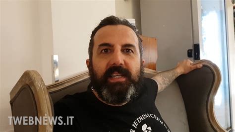 Anche perché sua moglie, dice, non ha quasi mai mal d. Giocchino Costa e Omar Pedrini al Favale Wild Festival ...