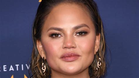 chrissy teigen claps back at commenter who doesn t recognize her