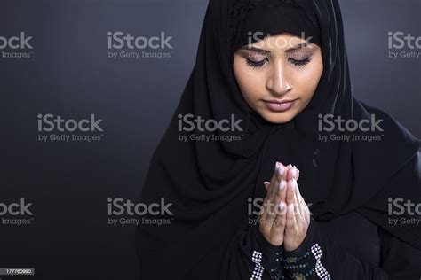 Mujer Musulmana Medida Foto De Stock Y Más Banco De Imágenes De A La Moda A La Moda Adulto