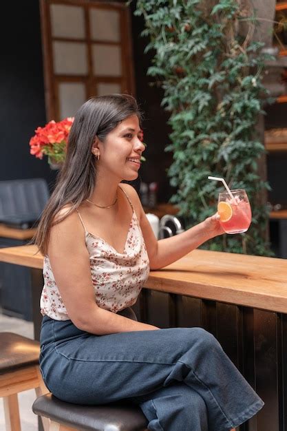 Mujer Latina En La Barra De Un Bar Bebiendo Cócteles De Yuri Ugarte