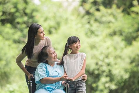 Keluarga Berperan Penting Tangani Osteoporosis Pada Lansia