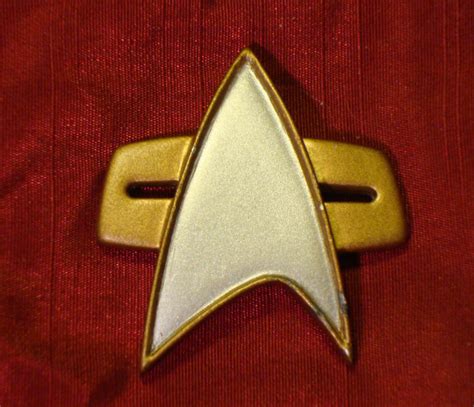 Star Trek Prop Costume And Auction Authority Tng Ds9 And Voyager Combadges