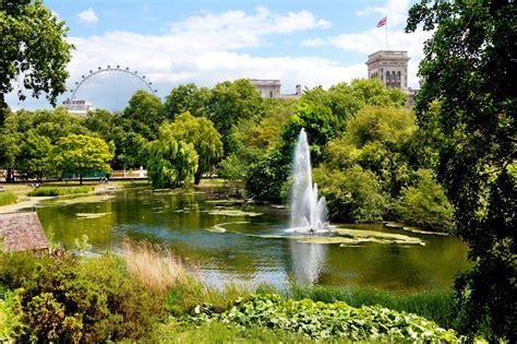 James's park after the annual trooping the colour, the royal standard is still flying. The world's top city spots for a picnic | DK Eyewitness Travel