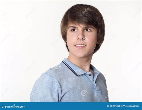 Retrato Del Hombre Hermoso Joven Adolescente Aislado En El Estudio W