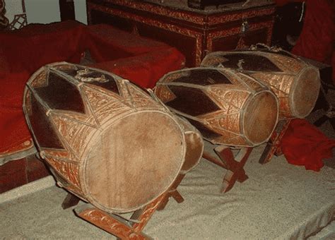 Alat musik ini dapat dimainkan dengan cara dipukul kesesama simbal (simbal. 17 Contoh Alat Musik Ritmis - Pengertian, Fungsi Jenis, Gambar