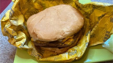 We Tried Whataburgers New Chili Cheese Burger Heres How It Went