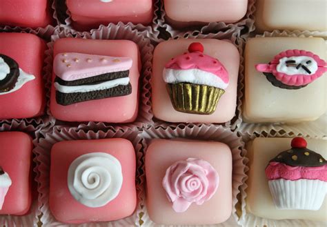 Lauralovescakes Fondant Fancies