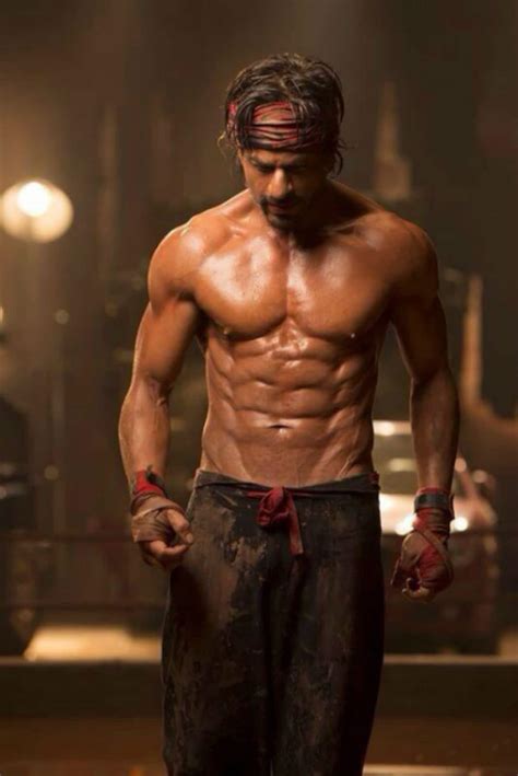 revealed shah rukh khan s hot and sexy eight pack abs for happy new year bollywood news