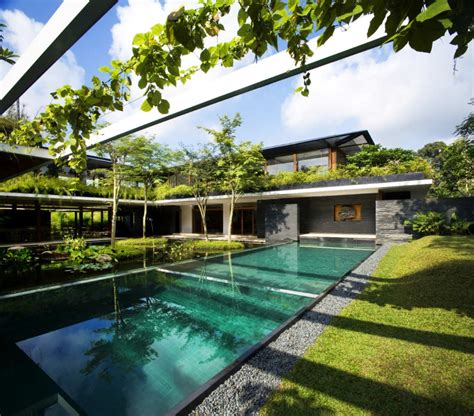 Réhabilitations & patrimoine historique : Luxury sustainable green roof house design, Singapore ...