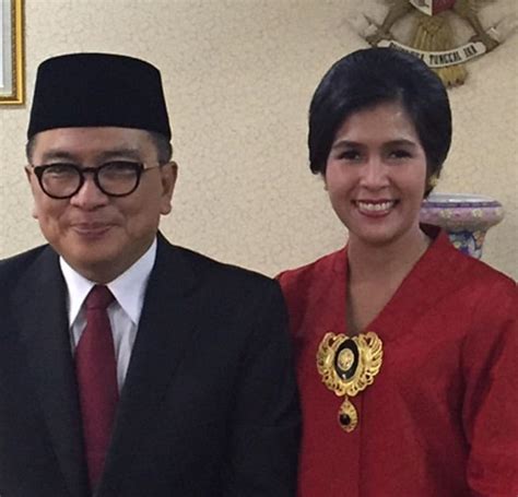 jarang terlihat 10 momen mesra helmy yahya dan istri