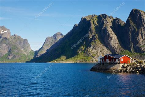 Er wohnt dort seit letztem jahr in einem haus am fjord. Haus am Fjord - Stockfotografie: lizenzfreie Fotos © tom ...