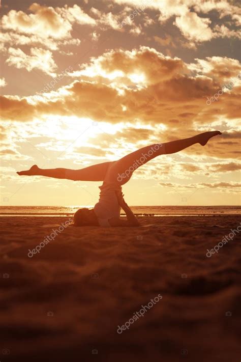 Mladá Krásná žena štíhlá Silueta Praxe Jógy Na Pláži — Stock Fotografie