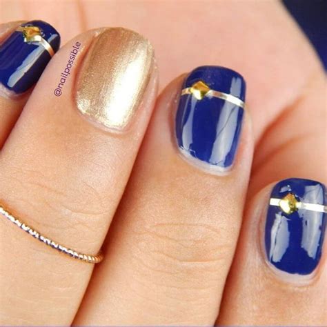 Puede variar desde un tono azul medianamente oscuro hasta un color negro azulado y tiene una coloración estandarizada a nivel de colores web. UÑAS AZULES - Los mejores diseños y decoraciones 2020 (con ...