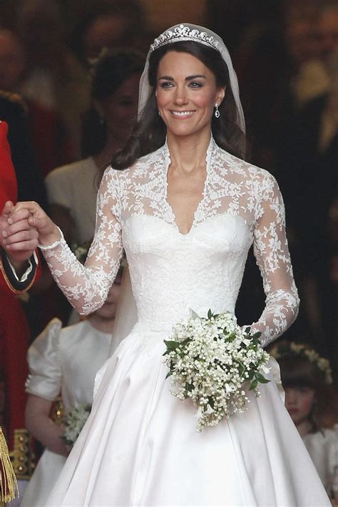 Wedding Gown Of Kate Middleton In 2020 With Images Celebrity Bride Kate Middleton Wedding