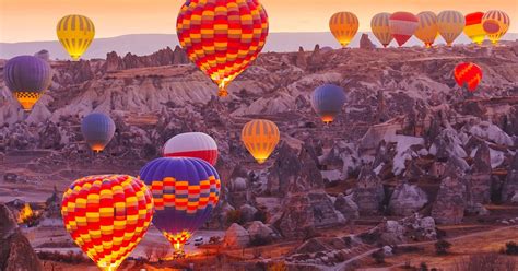 Tour en montgolfière au lever du soleil tôt le matin en Cappadoce