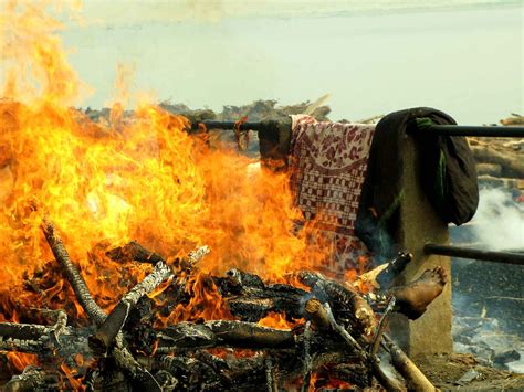 Burning Dead Body Burning Bodies At Manikarnika Gath Vara Flickr
