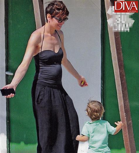 Parliamo di una coppia storica, dal cui amore iniziato 10 anni fa è nato anche un bambino: Claudia Pandolfi incinta del terzo figlio - Mamme a spillo
