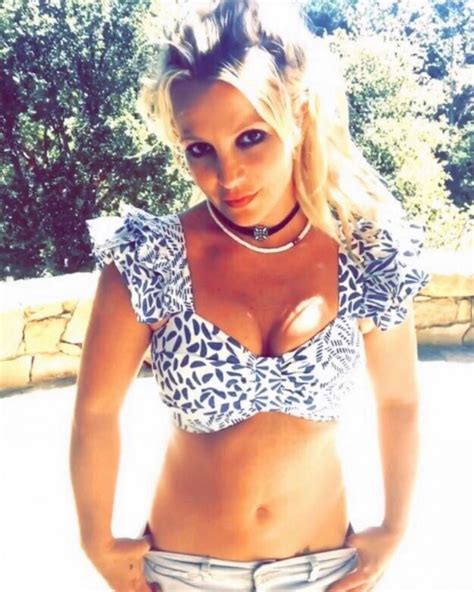 Britney Spearss Tits In Deep Cleavage Selfies Fappeningtime