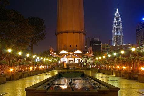 Four seasons hotel kuala lumpur, mandarin oriental, kuala lumpur, dan hotel gulshan ampang adalah sebagian hotel terpopuler bagi wisatawan yang mencari penginapan di dekat menara kembar petronas. La torre Menara di Kuala Lumpur - Malesia