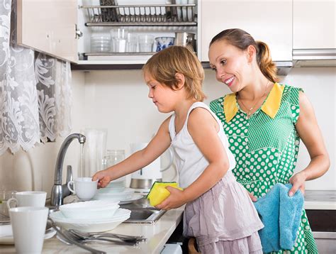 اعمال منزليّة يمكن ان يقوم بها الأطفال بحسب أعمارهم التربية الذكية