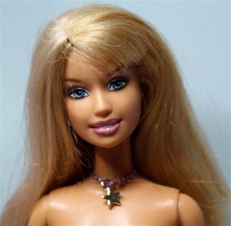 Barbie Doll Nude Blond Hair Blue Eyes Glitter Lips Necklace Click Knees