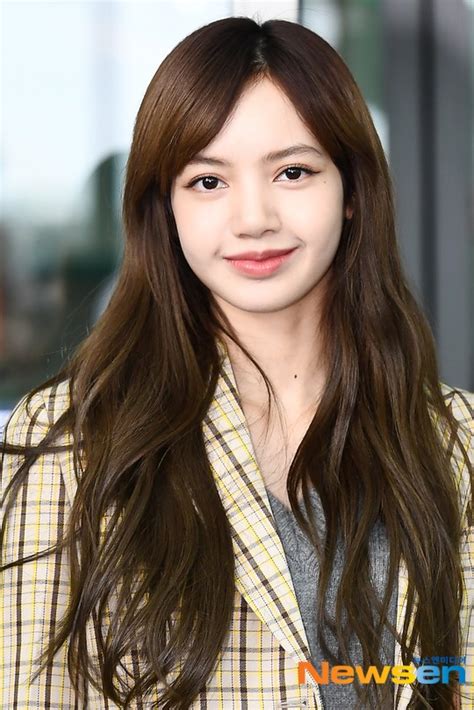 Blackpinks Lisa Finally Reveals Her Forehead With A No Bangs Look