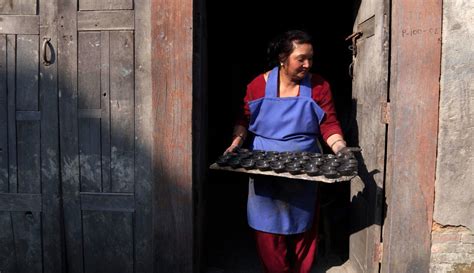 Melihat Pembuatan Lampu Tanah Jelang Festival Tihar Di Nepal Foto