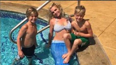 Britney Spears Se Disfraza De Sirena Para Sus Hijos