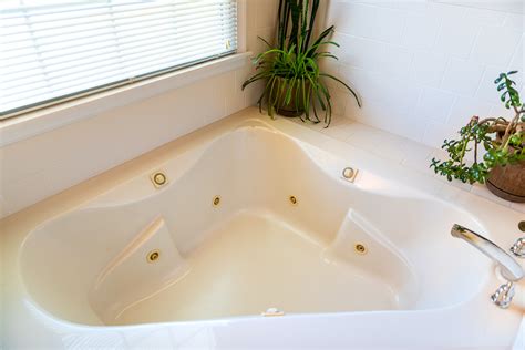 When purchasing your tub, some of the features to consider because of the electrical work necessary when installing a whirlpool tub, you'll most likely need to obtain an electrical permit. 2020 Jacuzzi Bathtub Prices | Jetted Tub Prices | Average ...