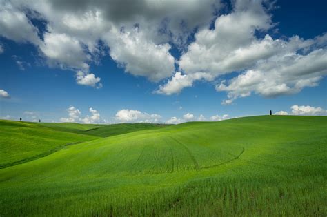 Come by and grab a coffee, latte, crepe or a breakfast sandwich. Rolling green hills in Tuscany 2000x1333OC : EarthPorn
