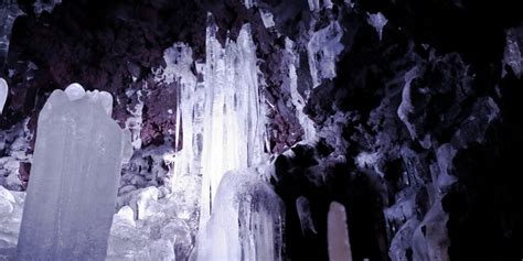青木ヶ原 樹海 で洞窟探検ができる 鳴沢 氷穴