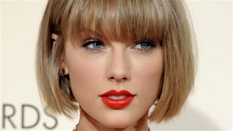 Taylor Swift Red Lips Rosy Cheeks S