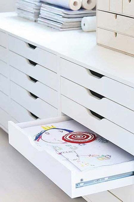 Always on the lookout for clever ways to fit in additional storage, we love this 'sofa' made on a base of flat files used to store art and other 'flat' works on paper. Alex, la cajonera perfecta para el estudio - Parafernalia