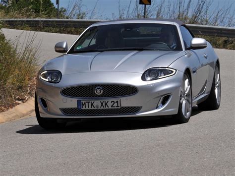 With swooping lines and traditional british styling, the xk is the quintessential grand touring car in the jaguar range. Jaguar XK Convertible 2012: precios, motores, equipamientos