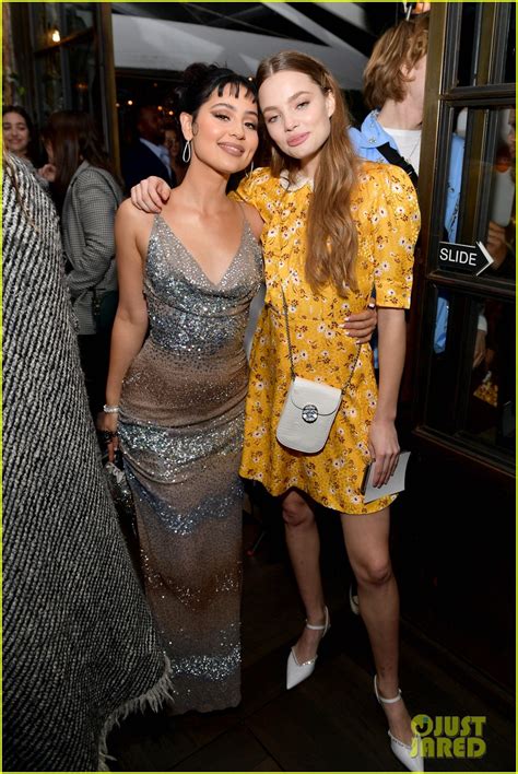 Joey King Kaitlyn Dever Florence Pugh Mingle With More Awards
