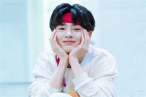 Lee know stray kids gif. Pin by niz 💜 on STRAY KIDS | Kids, Perfect smile, Stray