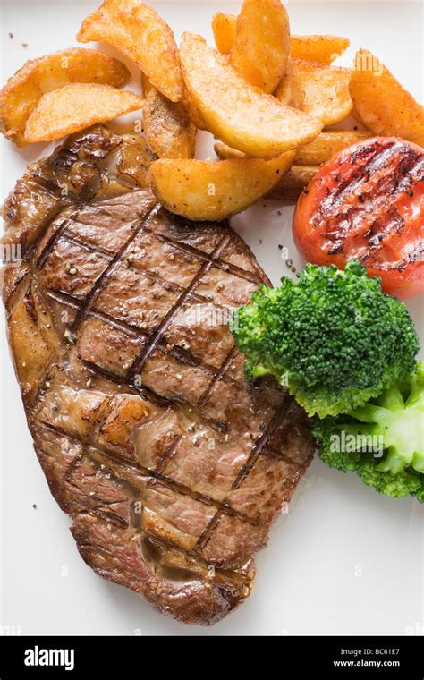 Pavé de boeuf grillé avec des légumes et les quartiers de pommes de