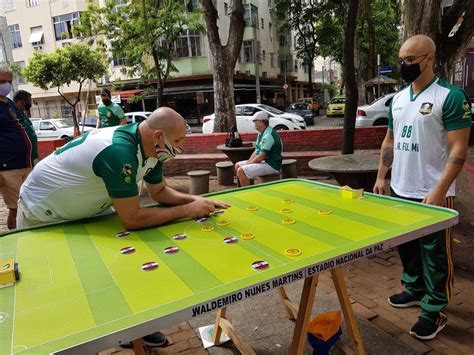 Se você procura uma jogabilidade completamente diferente, jogue uma partida de futebol na lama, com carros, pets ou de futebol de botão, ambos no clássico modo arcade. Futebol de botão, a tradição que segue viva no Rio ...