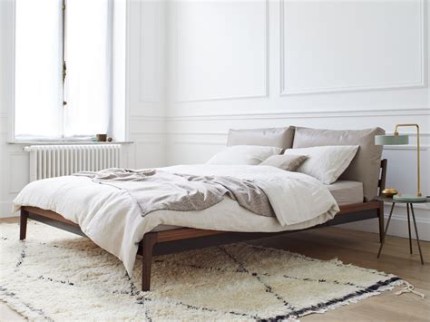 Camera da letto matrimoniale in abete spazzolato completa di armadio due ante scorrevoli con inserto in vetro ,boiserie dietro letto, due comodini a due cassetti , como' quattro cassetti, specchiera e letto matrimoniale. Letto matrimoniale in legno massello con testiera ...