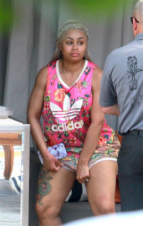 digging for gold pregnant blac chyna struggles with too tight shorts