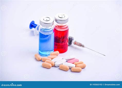 Ampollas Médicas Para Inyección Comprimidos Y Jeringa Medicamentos Y Tratamiento De