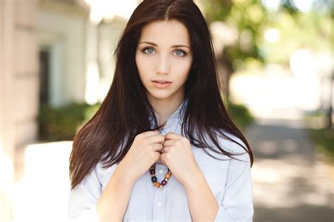 Emily Rudd Brunette Blue Eyes Hands On Chest Necklace Looking At Viewer