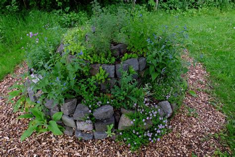 How To Build An Herb Spiral In Your Garden Southeast Agnet