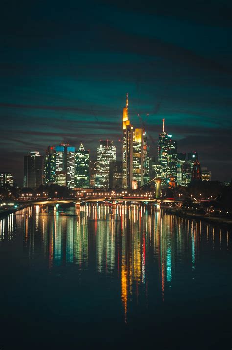 Foto De Edificios De La Ciudad Durante La Noche · Fotos De Stock Gratuitas