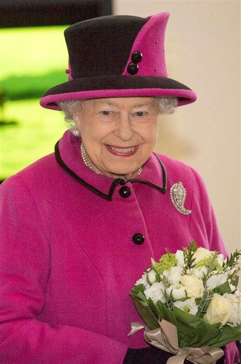 La reine d'angleterre aurait tenu des propos peu élogieux envers l'épouse de son fils, d'après la biographie d'un journaliste anglais. La reine Elizabeth II face à face avec… un guerrier des ...