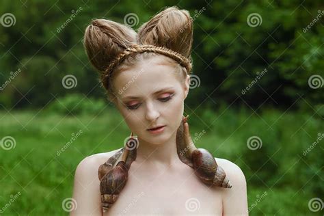 Nackte Junge Frau Mit Modefrisur Und Zwei Großen Schnecken Stockfoto Bild Von Nett Kunst
